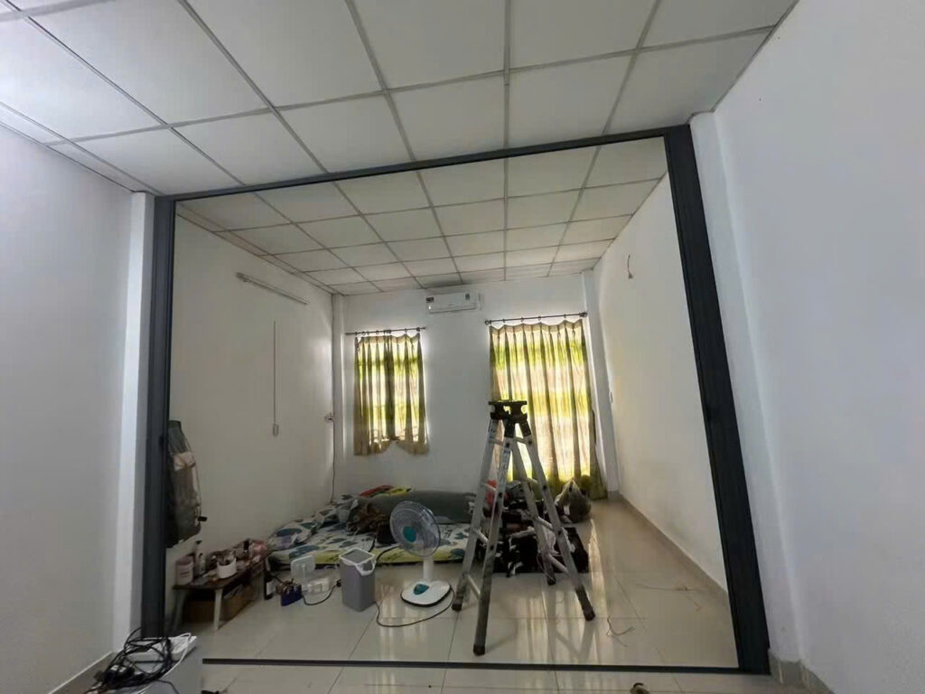 Vách Ngăn Tổ Ong Tại Quận 5